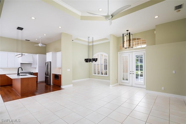 kitchen featuring open floor plan, freestanding refrigerator, and ceiling fan