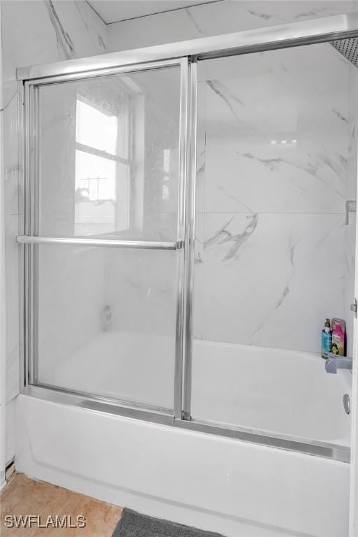 bathroom with enclosed tub / shower combo