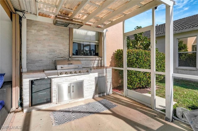 view of patio with an outdoor kitchen and grilling area