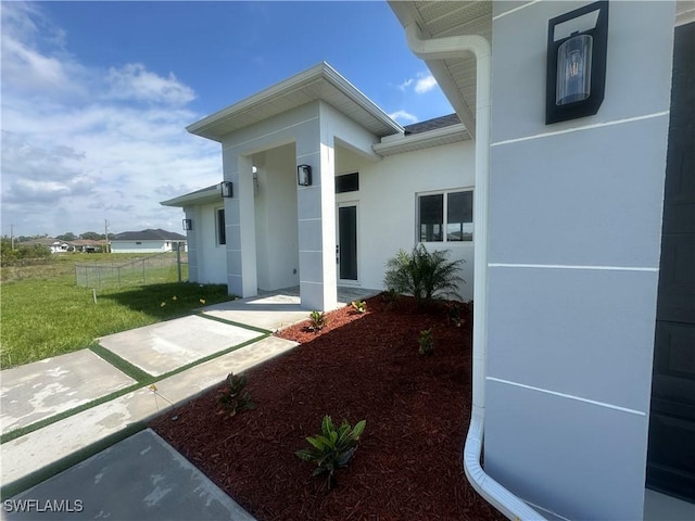 view of exterior entry with stucco siding