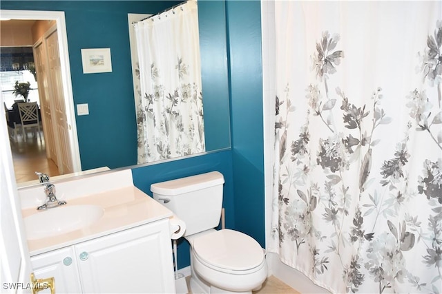 full bathroom featuring toilet, a shower with curtain, and vanity