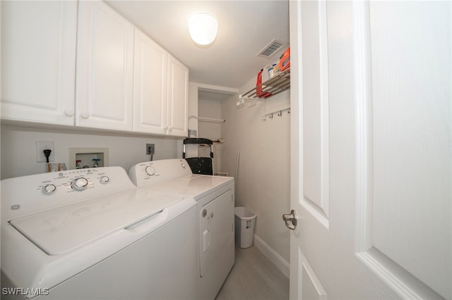 laundry room with cabinet space, baseboards, visible vents, and independent washer and dryer