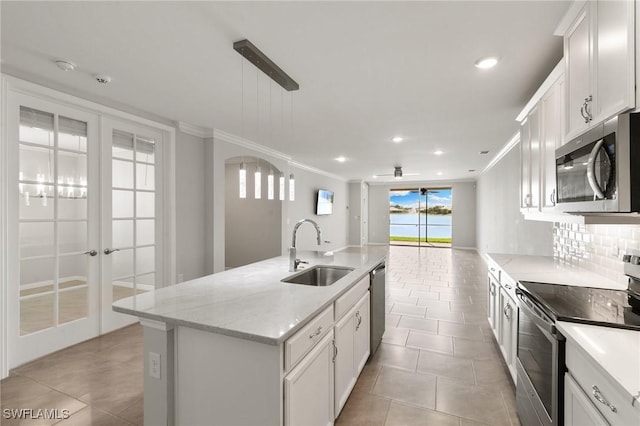 kitchen featuring stainless steel appliances, crown molding, a sink, and decorative backsplash