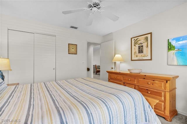 bedroom featuring light carpet, a ceiling fan, visible vents, and a closet