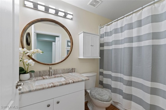 full bathroom with toilet, a shower with curtain, visible vents, and vanity