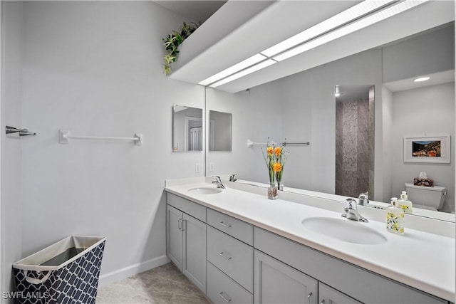 bathroom featuring curtained shower, a sink, toilet, and double vanity