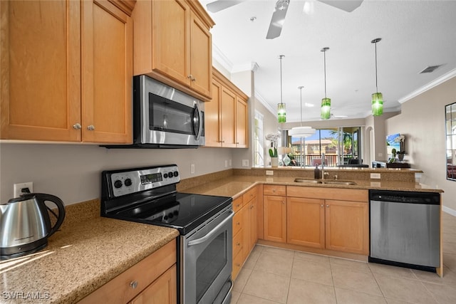 kitchen featuring stainless steel appliances, a ceiling fan, a sink, crown molding, and a peninsula
