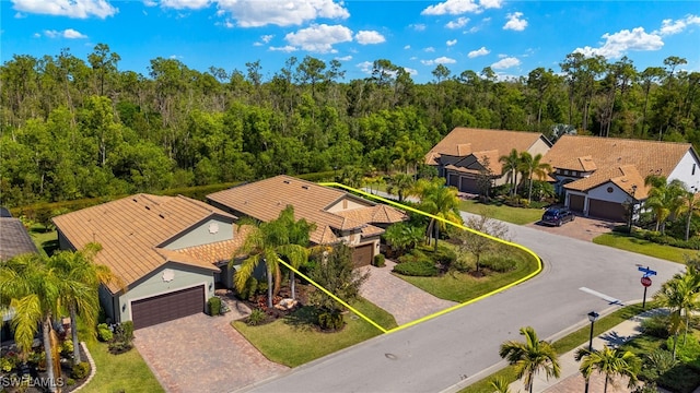 birds eye view of property featuring a forest view