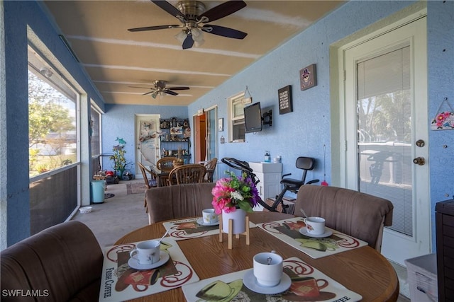 sunroom with ceiling fan