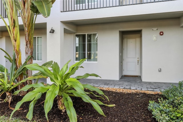 property entrance featuring stucco siding