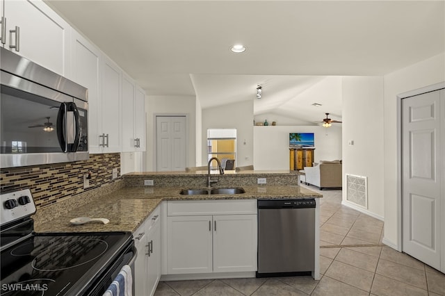 kitchen with visible vents, a sink, a peninsula, appliances with stainless steel finishes, and ceiling fan