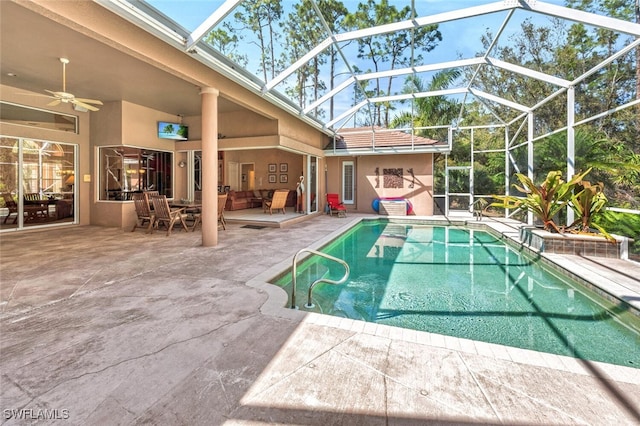 pool with ceiling fan, an outdoor hangout area, a patio area, and a lanai