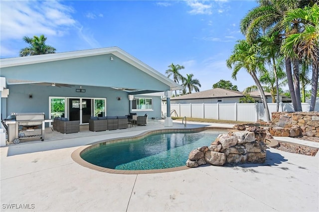 view of swimming pool featuring a fenced in pool, outdoor lounge area, a patio area, fence, and ceiling fan