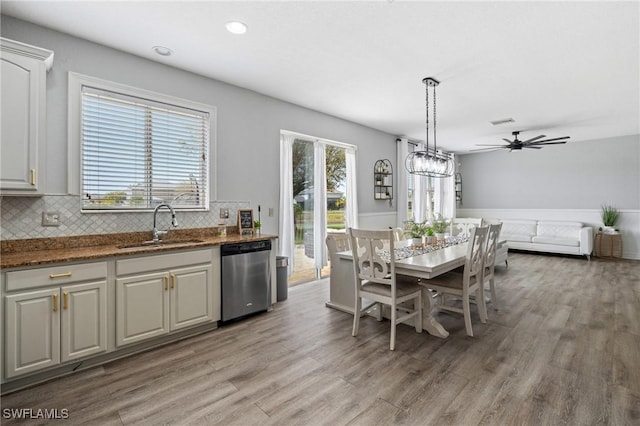 dining space with ceiling fan, light wood-type flooring, visible vents, and recessed lighting