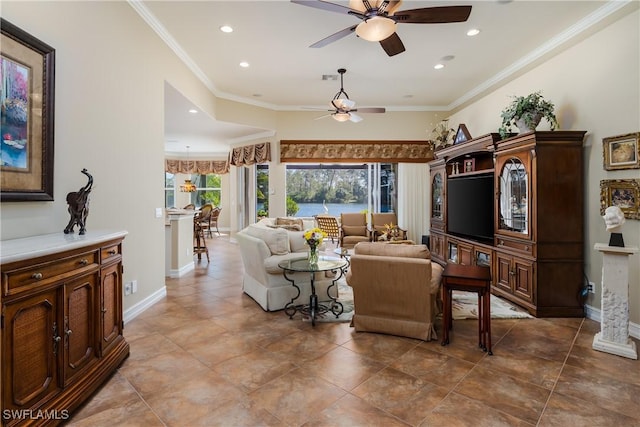 living room featuring ceiling fan, recessed lighting, visible vents, baseboards, and ornamental molding