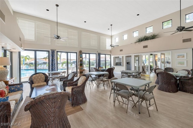 sunroom / solarium featuring visible vents and a ceiling fan