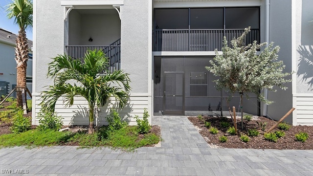 view of exterior entry featuring stucco siding