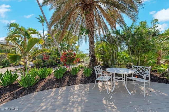 deck featuring outdoor dining space