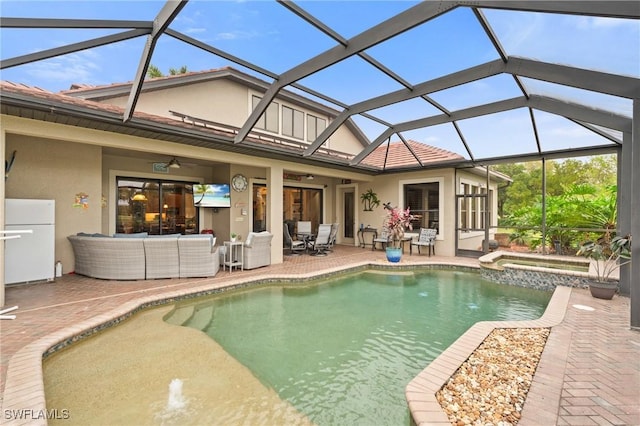 view of swimming pool with outdoor dining area, a patio, a pool with connected hot tub, an outdoor hangout area, and ceiling fan