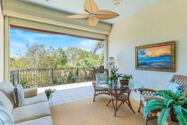 sunroom with ceiling fan