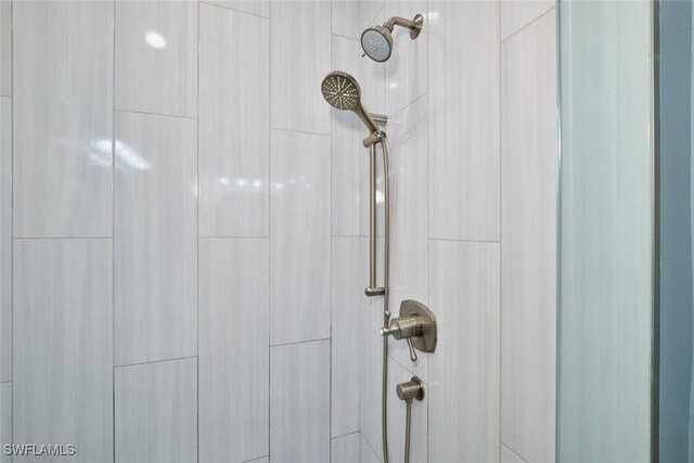 room details featuring tiled shower