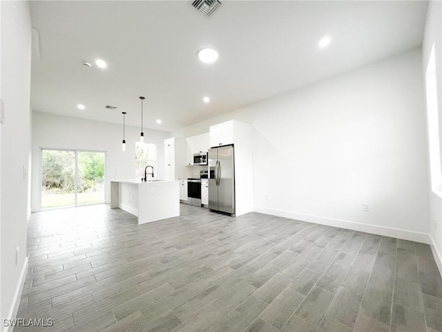 kitchen with light wood-style floors, visible vents, appliances with stainless steel finishes, and open floor plan