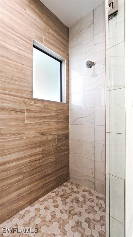 bathroom featuring a tile shower