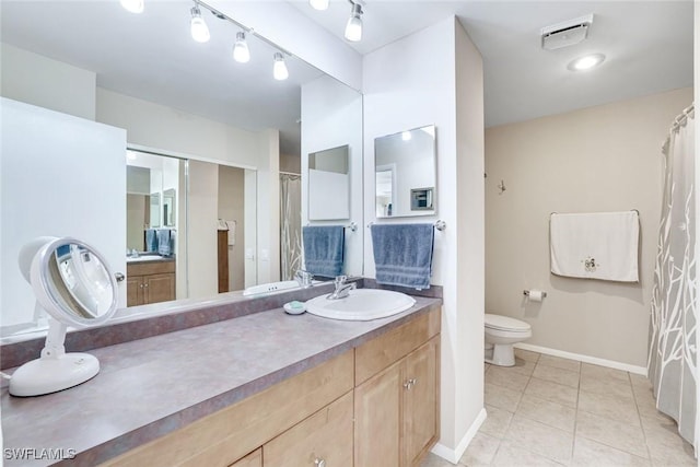 full bath featuring tile patterned flooring, toilet, vanity, baseboards, and a shower with curtain