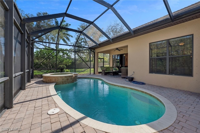 view of swimming pool with a lanai, a patio area, a pool with connected hot tub, and ceiling fan