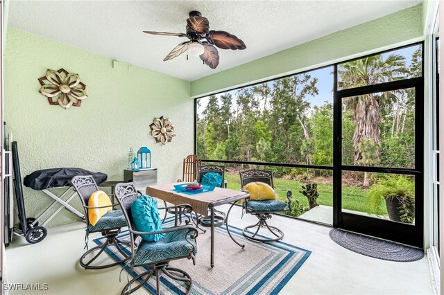 sunroom / solarium featuring a ceiling fan