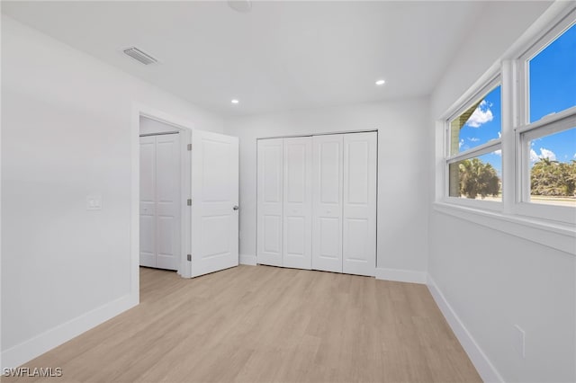 unfurnished bedroom featuring recessed lighting, light wood-type flooring, visible vents, and baseboards