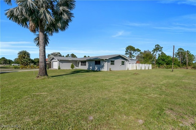 view of front facade featuring a front yard and fence