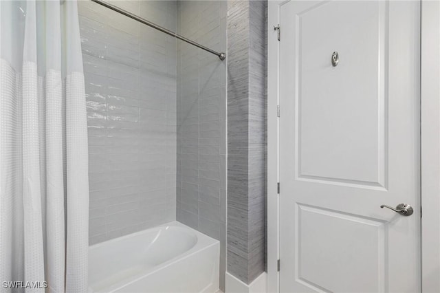 bathroom with shower / tub combo with curtain