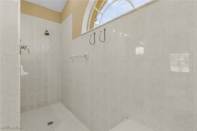 bathroom featuring tiled shower