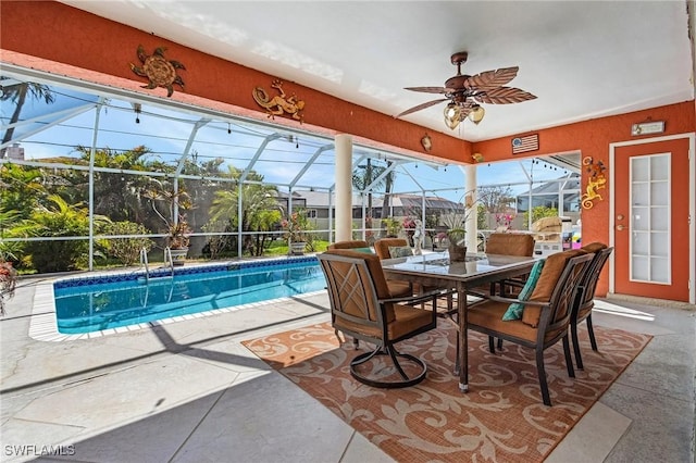 sunroom / solarium featuring a pool and a ceiling fan