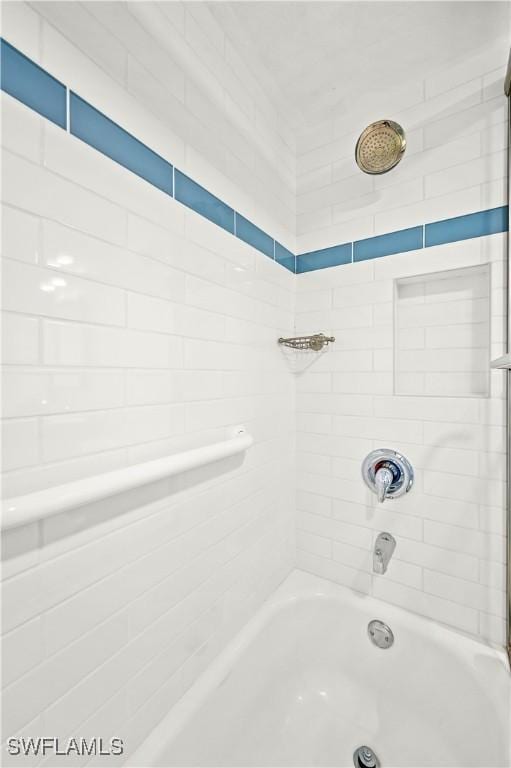 bathroom with bathtub / shower combination