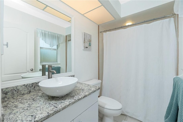 bathroom with toilet, a shower with curtain, and vanity