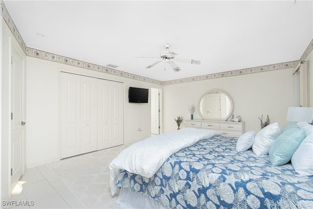 bedroom with visible vents, a ceiling fan, and a closet