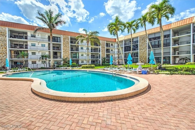 view of swimming pool