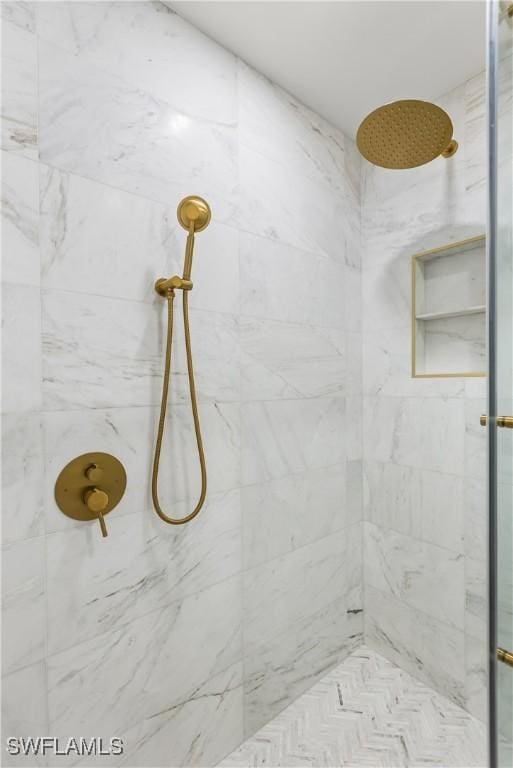 bathroom featuring tiled shower