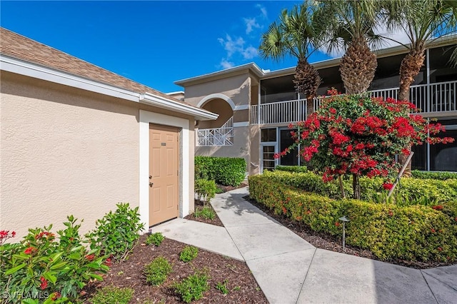 property entrance featuring stucco siding