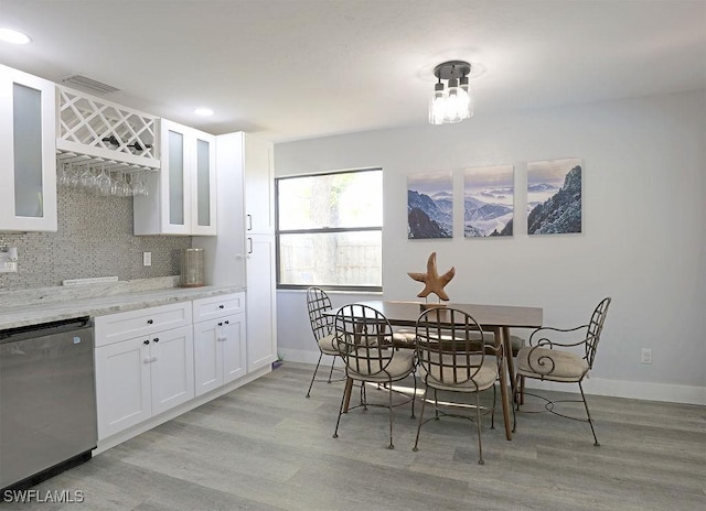 dining area with light wood finished floors, recessed lighting, visible vents, and baseboards