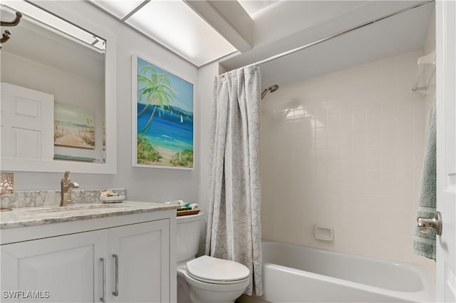 bathroom with shower / tub combo with curtain, vanity, and toilet