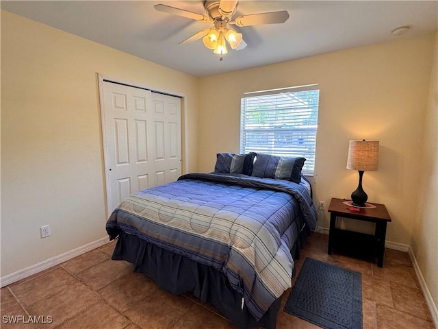 bedroom featuring ceiling fan, baseboards, and a closet