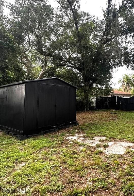 view of yard with a storage unit and an outdoor structure