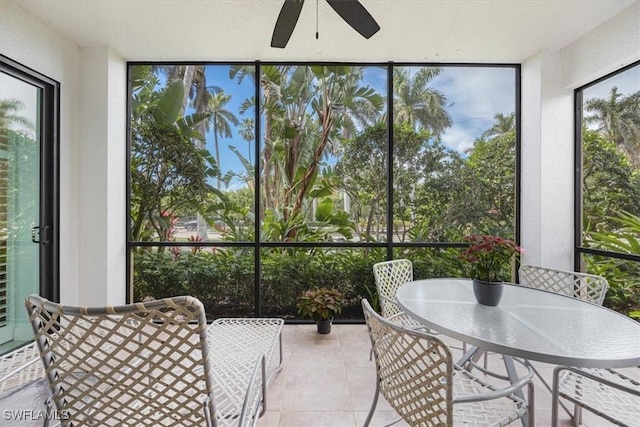 sunroom / solarium featuring a ceiling fan