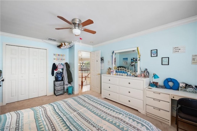 bedroom with a closet, a ceiling fan, ornamental molding, visible vents, and light carpet