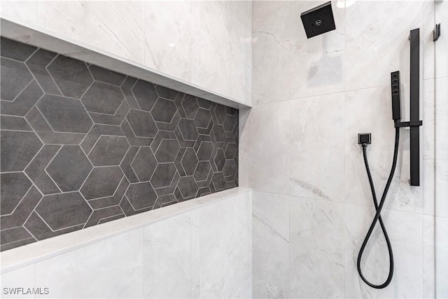 room details featuring a tile shower