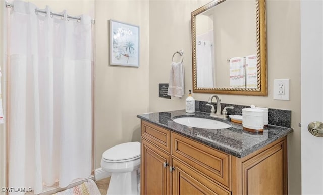 full bathroom featuring toilet, a shower with curtain, and vanity