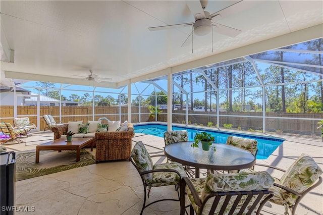 sunroom with ceiling fan